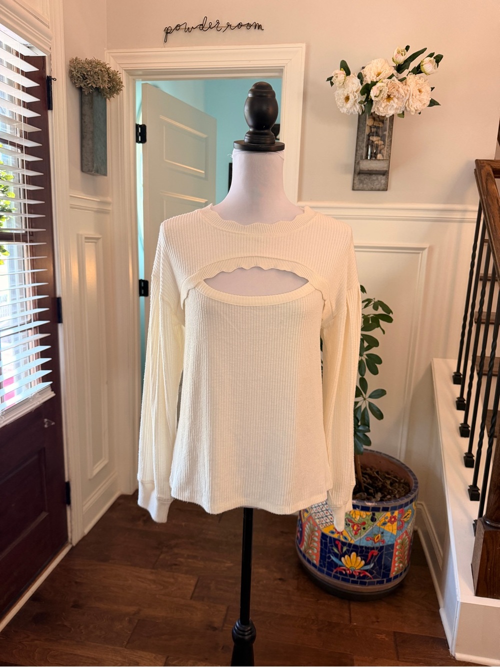 Design 365 NWT Cream Cutout Ribbed Scalloped Long-Sleeve Blouse